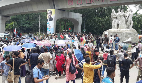 হল ছাড়তে নারাজ কোটা আন্দোলনকারীরা, ঢাবিতে থমথমে অবস্থা