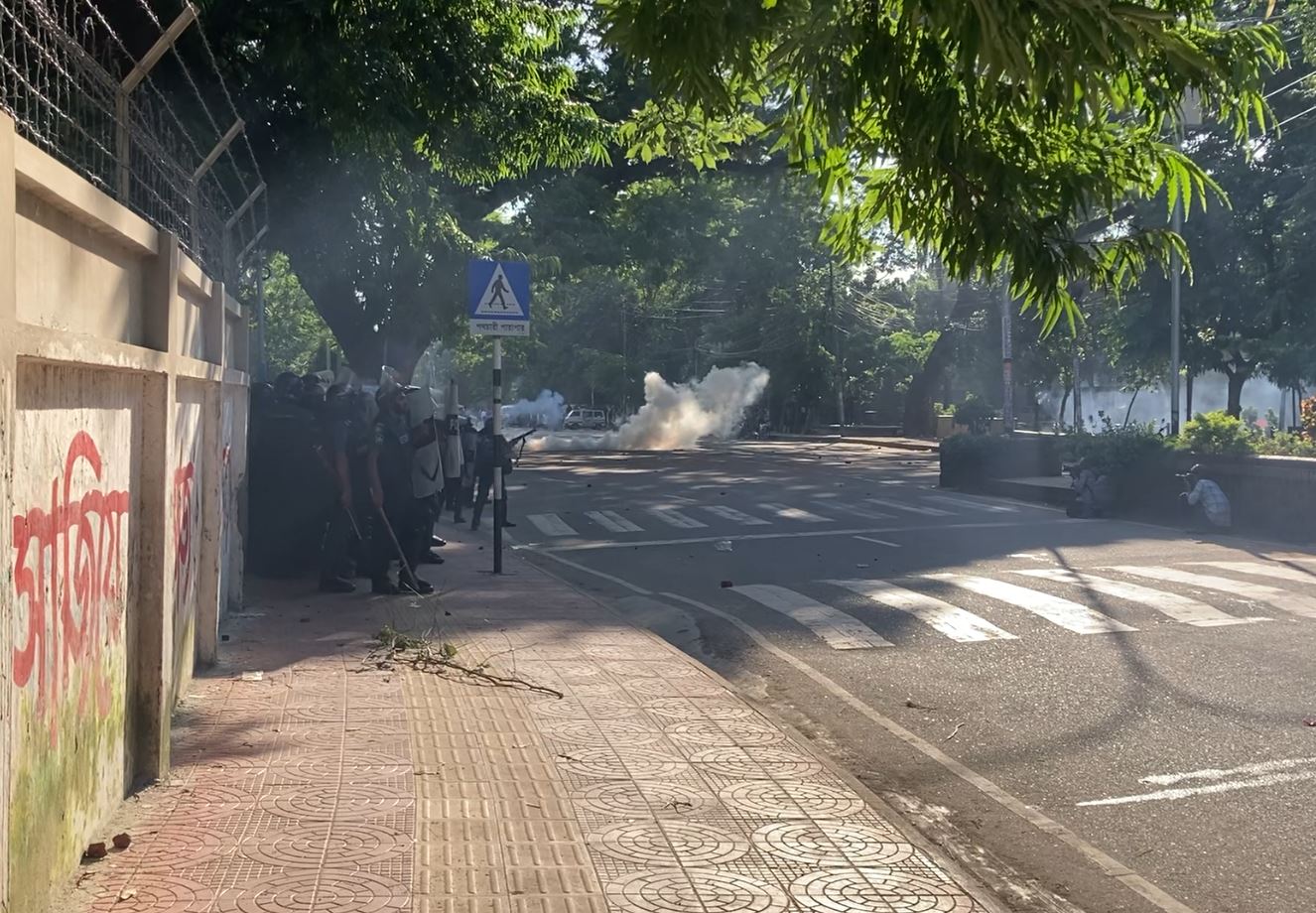 Police-student clashes ongoing in Dhaka University