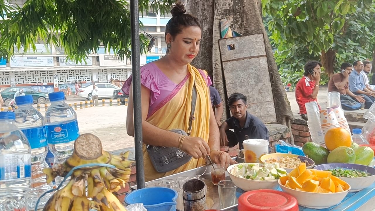 ঢাবির টিএসসিতে তৃতীয় লিঙ্গের প্রিয়ার চায়ের দোকান