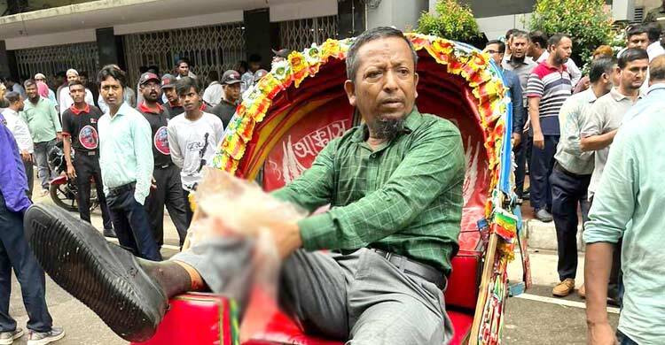 ইসলামী ব্যাংকে এলোপাতাড়ি গুলির শিকার হলেন ৫ কর্মকর্তা