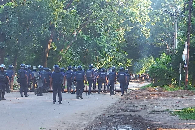 এবার জাবিতে আন্দোলনকারীদের সঙ্গে পুলিশের সংঘর্ষ