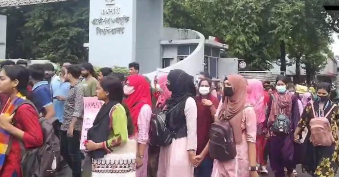 People stage demonstration blocking Rajshahi-Dhaka highway