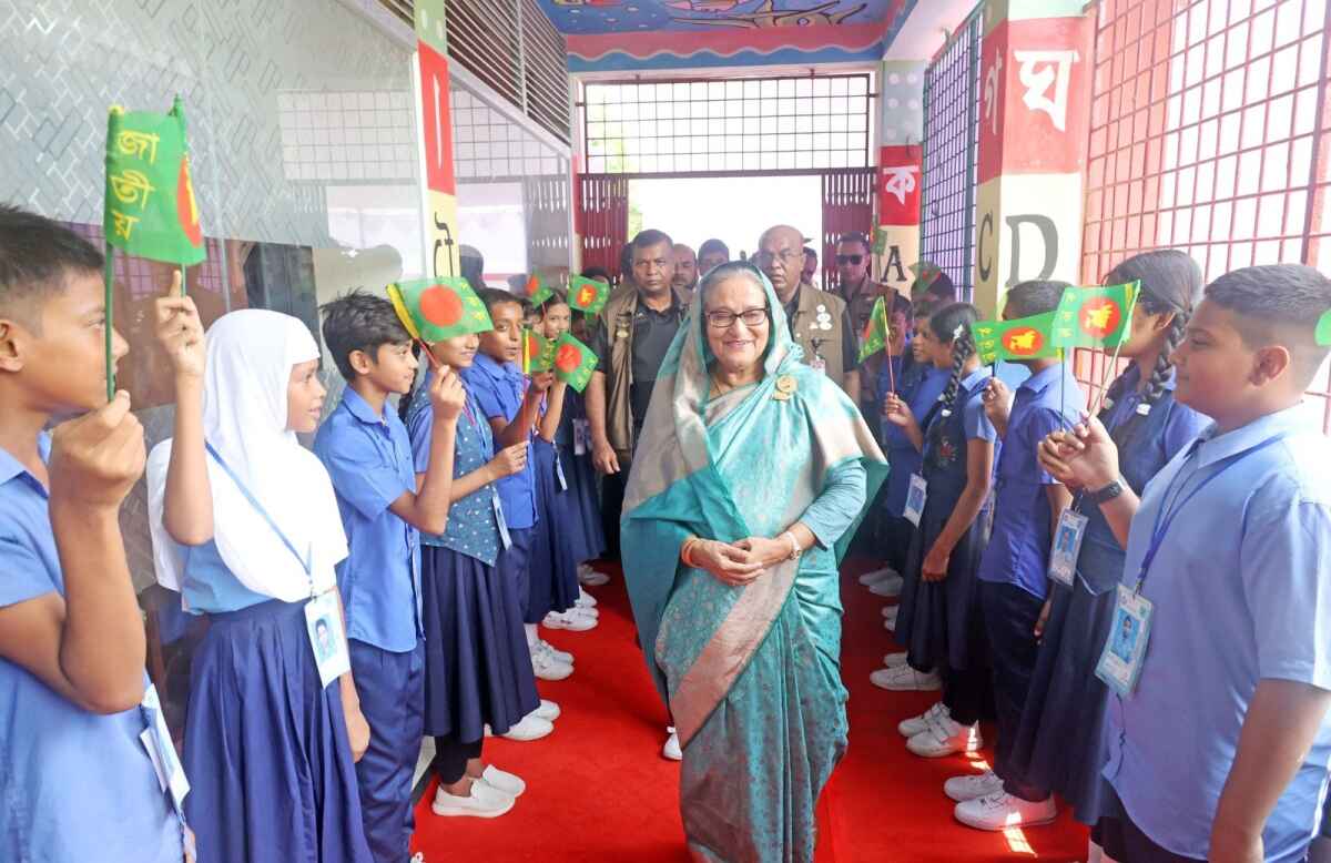 Aim big to conquer the moon: PM tells children