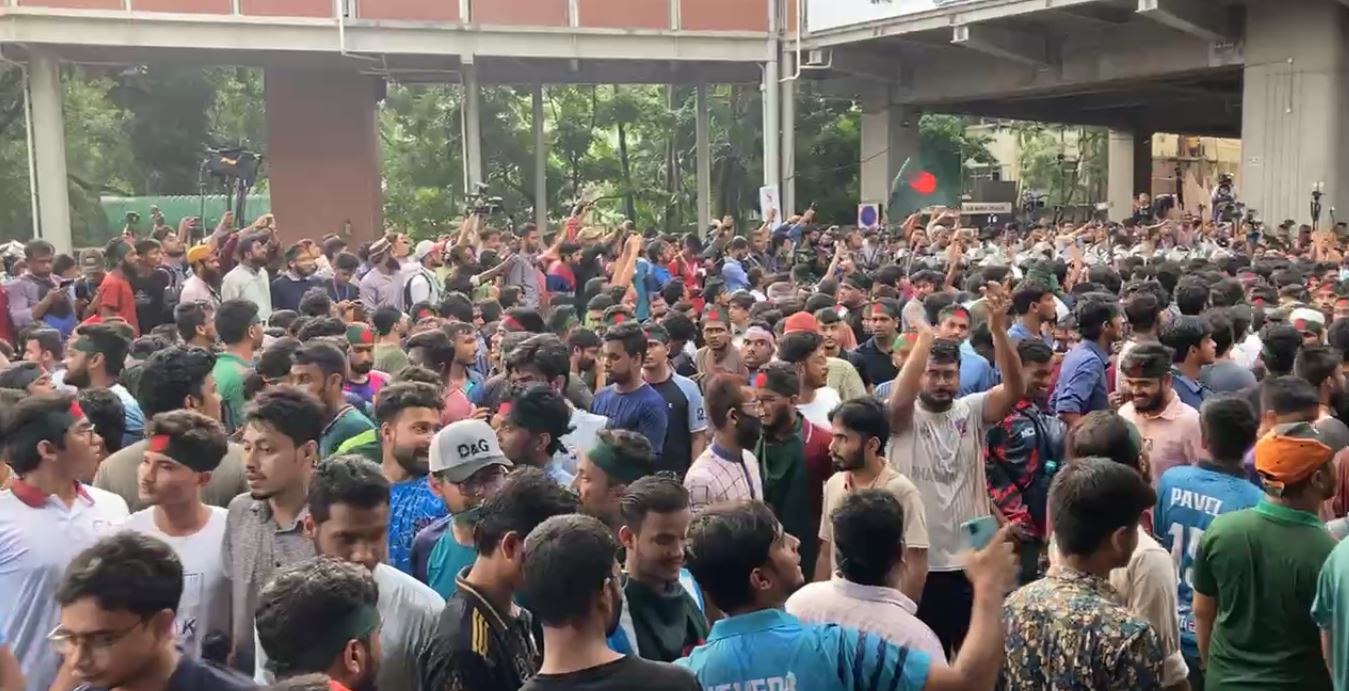 Quota reform: Protesters start road blockade in Dhaka amid police warning