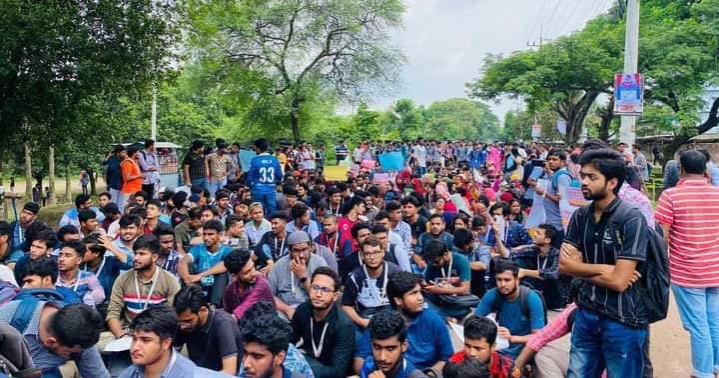 Students block Rajshahi-Dhaka highway as part of quota movement