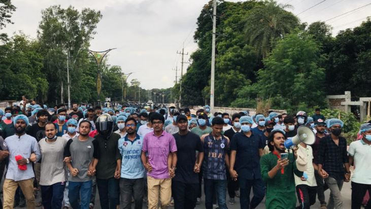 RU students block Dhaka-Rajshahi highway