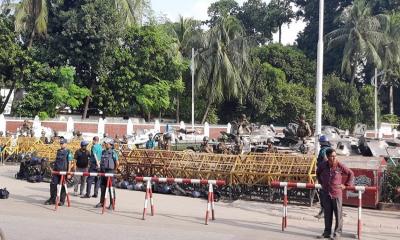 রাষ্ট্রপতির পদত্যাগের দাবিতে বঙ্গভবনের সামনে বিক্ষোভ