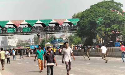 শনির আখড়ায় অবরুদ্ধ মহাসড়কে ক্রিকেট খেলছেন শিক্ষার্থীরা