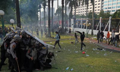 Thousands of Indonesians attempt to storm parliament to protest changes to election law