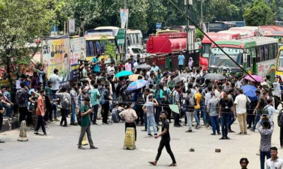 UIU students block road to express solidarity with DU students