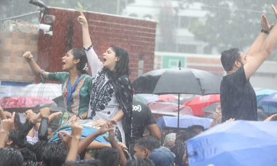 বৃষ্টিতে ভিজে রাজধানীর বিভিন্ন স্থানে শিক্ষার্থীদের মিছিল