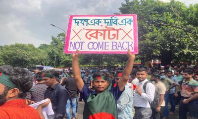 Protesters submit memo at Bangabhaban demanding quota reform