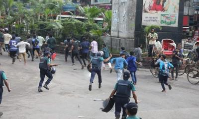 ঢাকা-চট্টগ্রামে শিক্ষার্থীদের ওপর পুলিশের লাঠিচার্জ