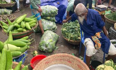 বাজারদর : পেঁপে লাউ শেষ ভরসা