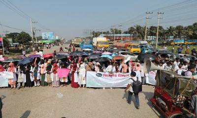 Students block Dhaka-Chittagong highway