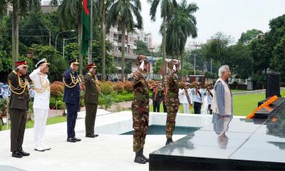 শিখা অনির্বাণে প্রধান উপদেষ্টার পুষ্পস্তবক অর্পণ