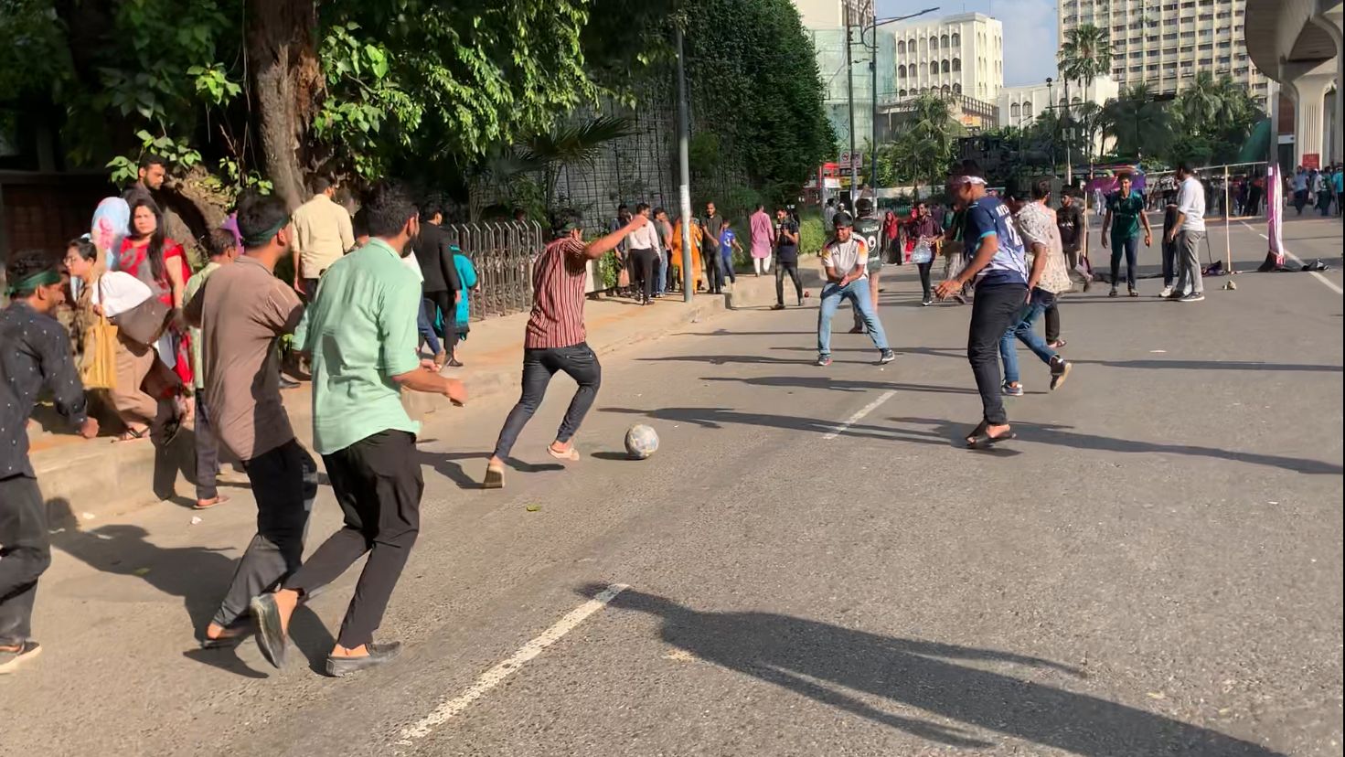 জ্যামে নাজেহাল নগরবাসী, সড়ক অবরোধ করে ফুটবল খেলেছে কোটা আন্দোলনকারীরা