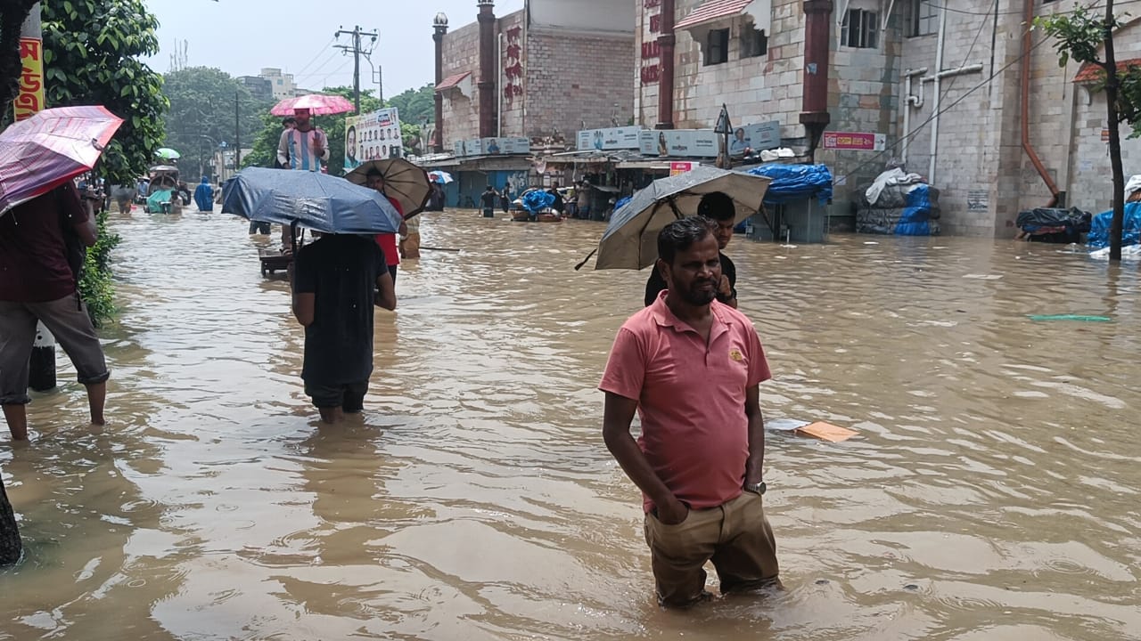 ভারী বৃষ্টি হলেই ঢাকায় জলাবদ্ধতা কেন?