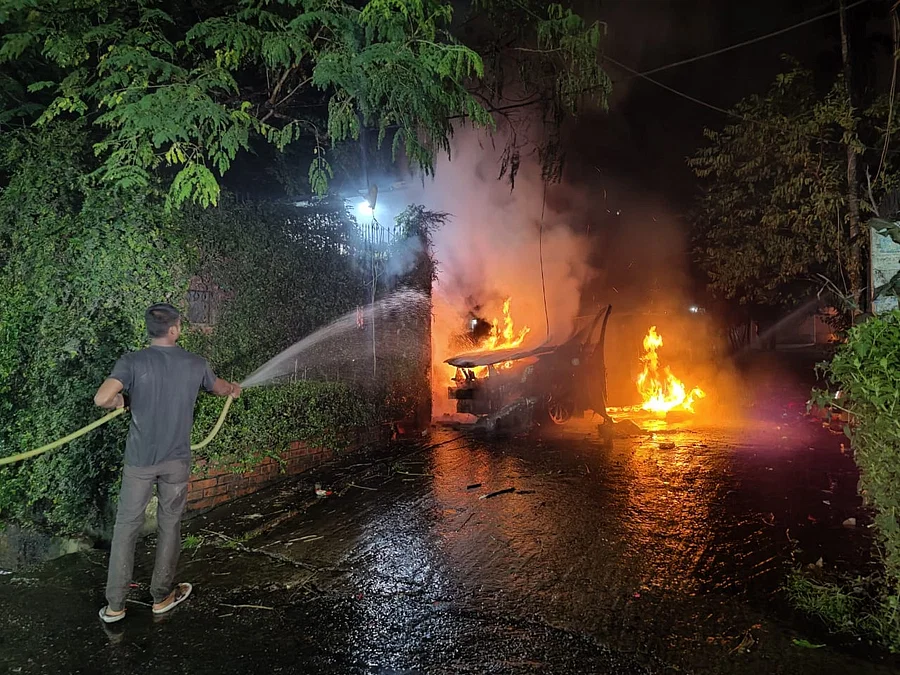 চট্টগ্রামে বিএনপি নেতাদের বাড়ি, ঢাকায় রুমিন ফারহানার বাড়িতে হামলা, আগুন