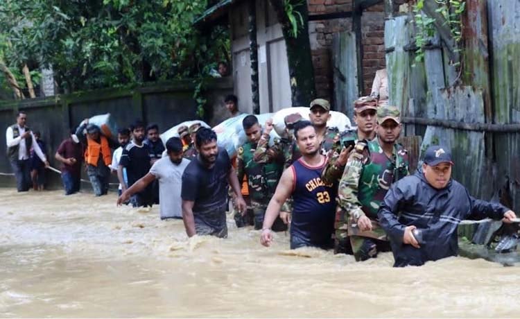 খাগড়াছড়িতে বন্যা কবলিত মানুষের পাশে বাংলাদেশ সেনাবাহিনী