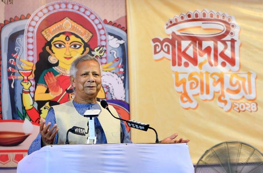 Chief Adviser exchanges greetings with devotees at Dhakeshwari Temple