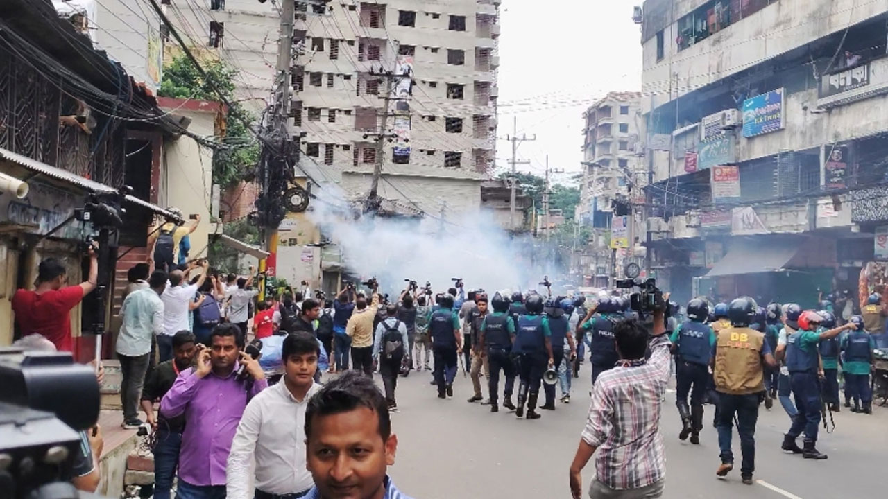 চট্টগ্রামে শিক্ষার্থীদের আন্দোলনে পুলিশের কাঁদানে গ্যাস নিক্ষেপ