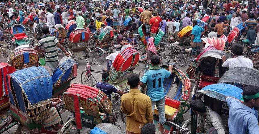 Rickshaw pullers block Shahbagh, calling for ban on battery-powered autorickshaws