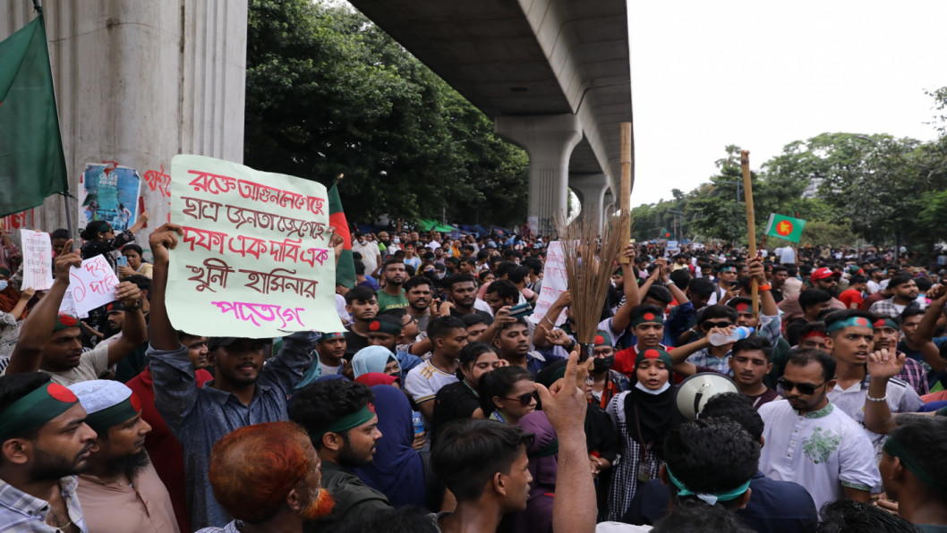 ব্যারিকেড ভেঙে শাহবাগে অবস্থান নিলেন ছাত্র-জনতা