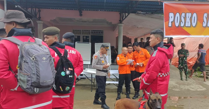 ইন্দোনেশিয়ায় ভূমিধসে প্রাণ হারাল ১২ জন, নিখোঁজ ১৮