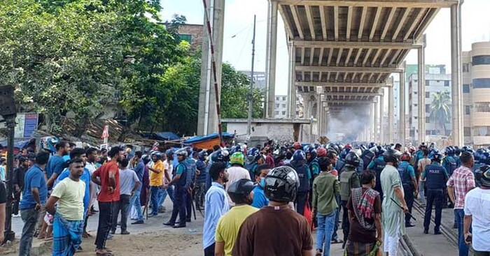 মহাখালীতে রেললাইন অবরোধ, ঢাকার সঙ্গে সারা দেশের রেল যোগাযোগ বন্ধ