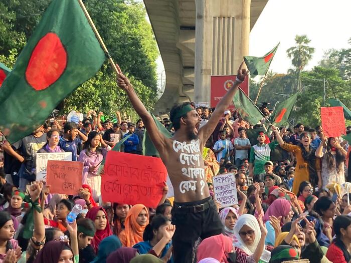 প্রধানমন্ত্রীর মন্তব্যের প্রতিবাদে টিএসসিতে শিক্ষার্থীরা