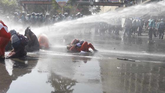 Police resort to batons and water cannons again against teacher recruitment protesters at Shahbagh