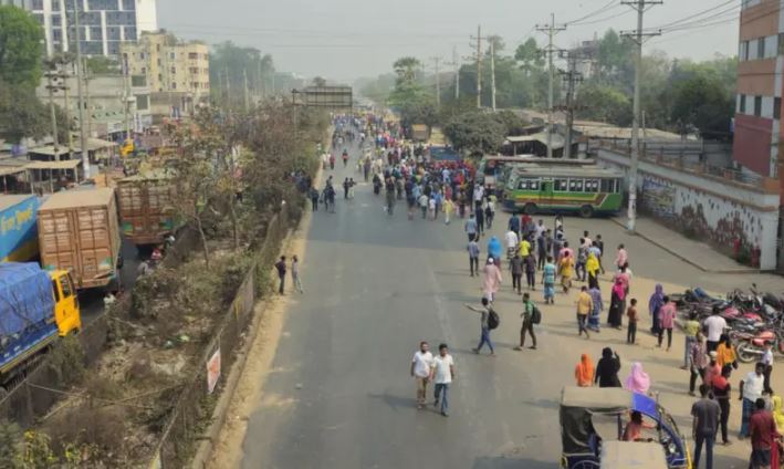 Worker fatally struck by truck, protesters block Dhaka-Mymensingh highway in Gazipur