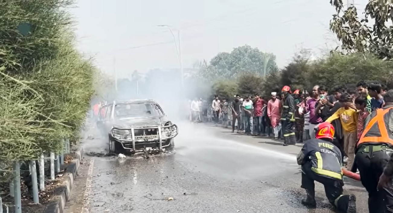 Fire breaks out in Dhaka’s Hatirjheel after car explodes