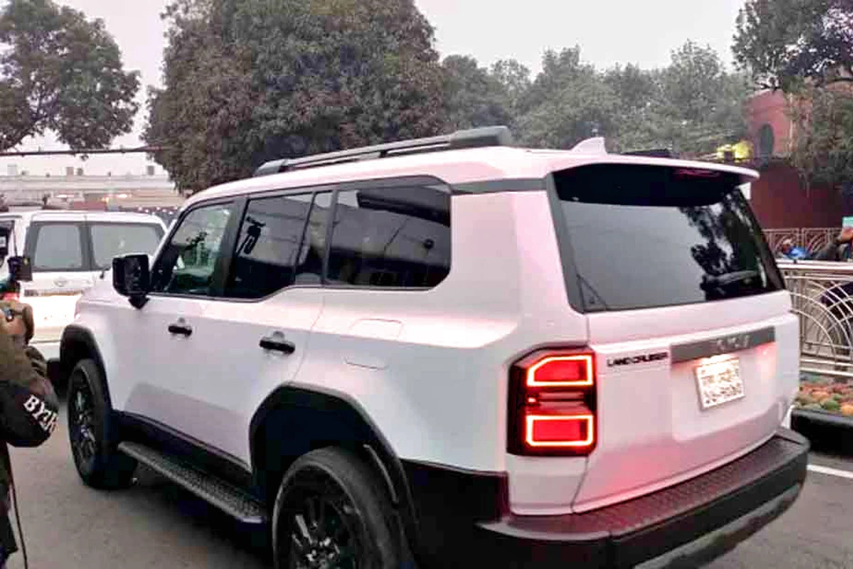 Bulletproof car arrives at airport for Tarique Rahman