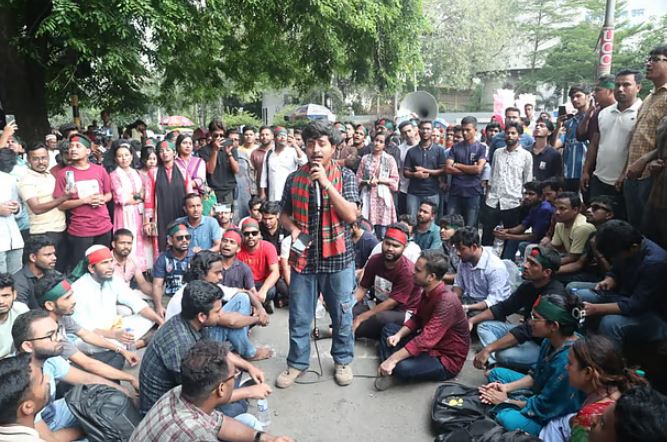 JnU teachers, students start rally with slogans, songs