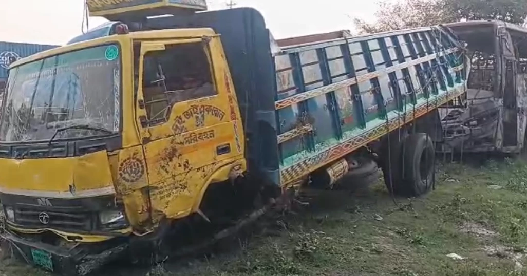 Seven killed in Daudkandi truck crash on Dhaka–Chattogram highway
