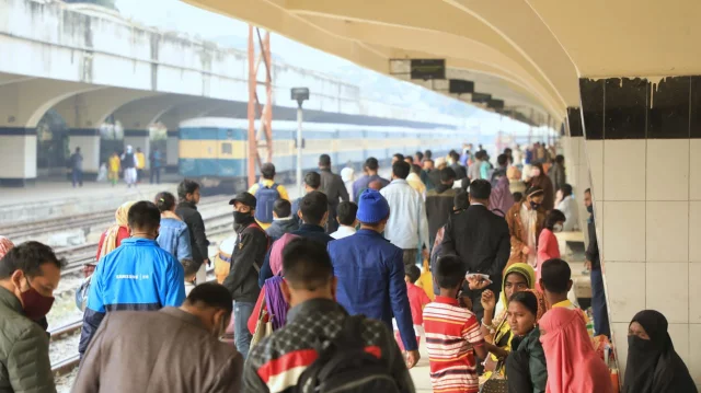 Seven-day Eid holiday begins, travel rush sweeps country