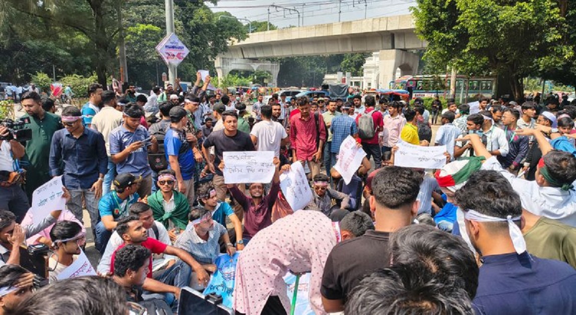 Students of 7 colleges stage sit-in in front of Education Bhaban, traffic halted
