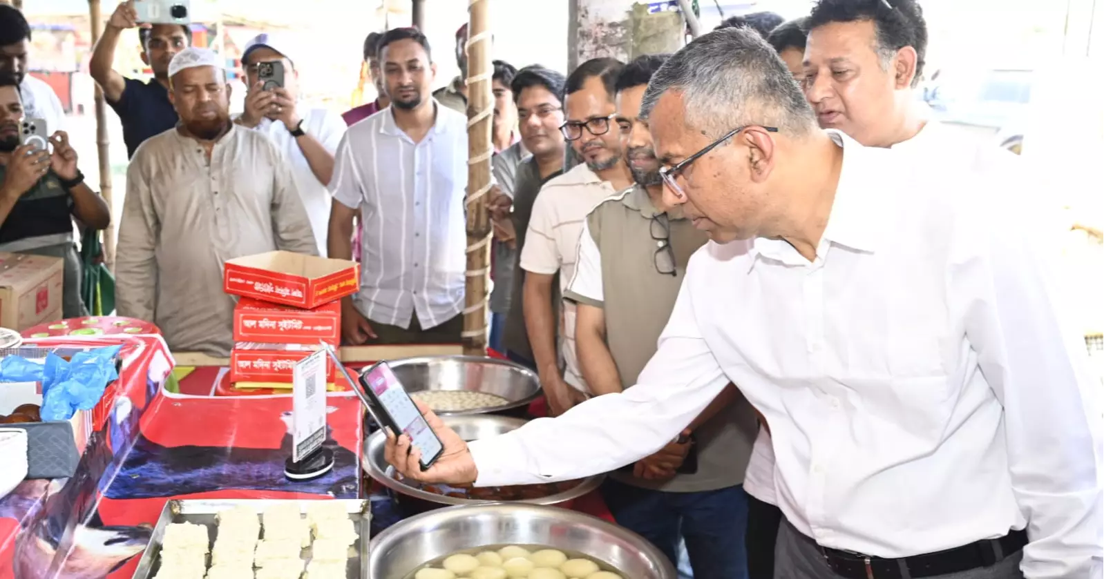 Bangladesh Bank governor promotes Bangla QR at Purbachal market