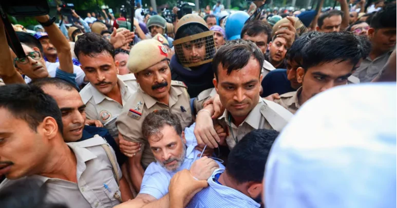 Rahul, Priyanka Gandhi detained during protest outside Modi‍‍`s residence