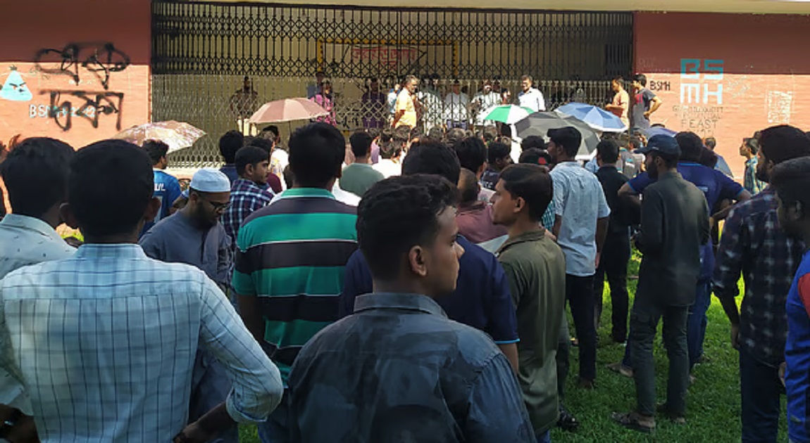 BAU students confine VC and 200 teachers over degree dispute