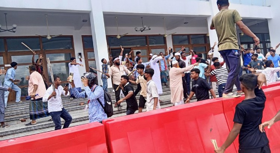 Police take shelter in mosque as violent clashes erupt in Bhanga