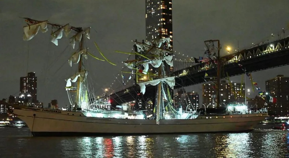 2 dead after Mexican navy ship crashes into Brooklyn bridge