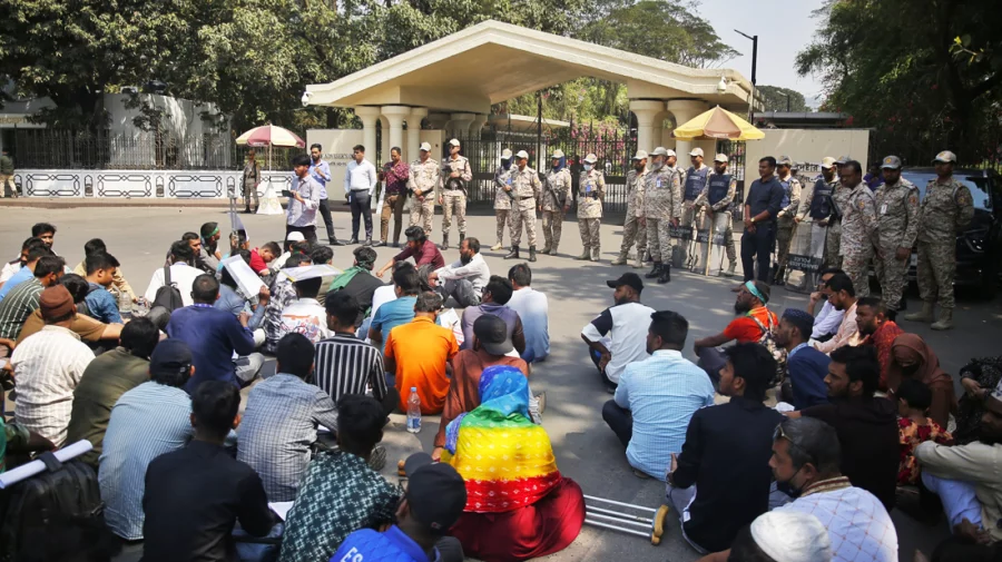 Protesters injured in July Uprising continue 24-Hour sit-in outside Chief Adviser‍‍`s office