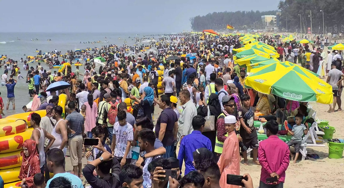 Tourists flock to Cox’s Bazar during puja holidays, hotels fully booked