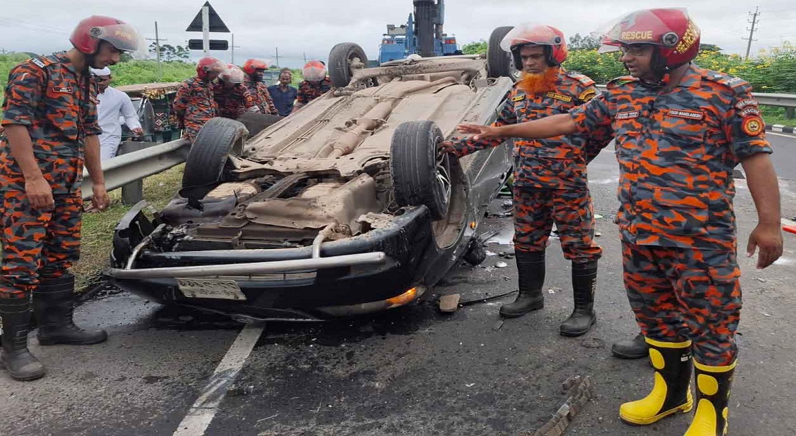 3 killed as private car overturns on Dhaka–Mawa expressway