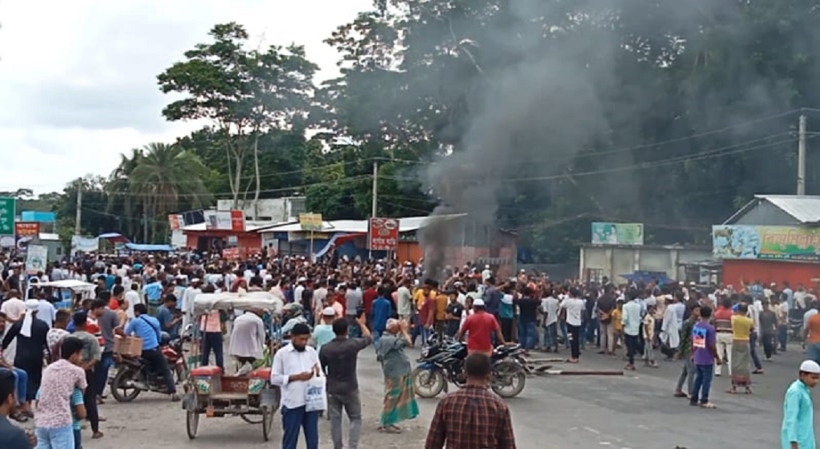 Clashes erupt between protesters and police in Bhanga
