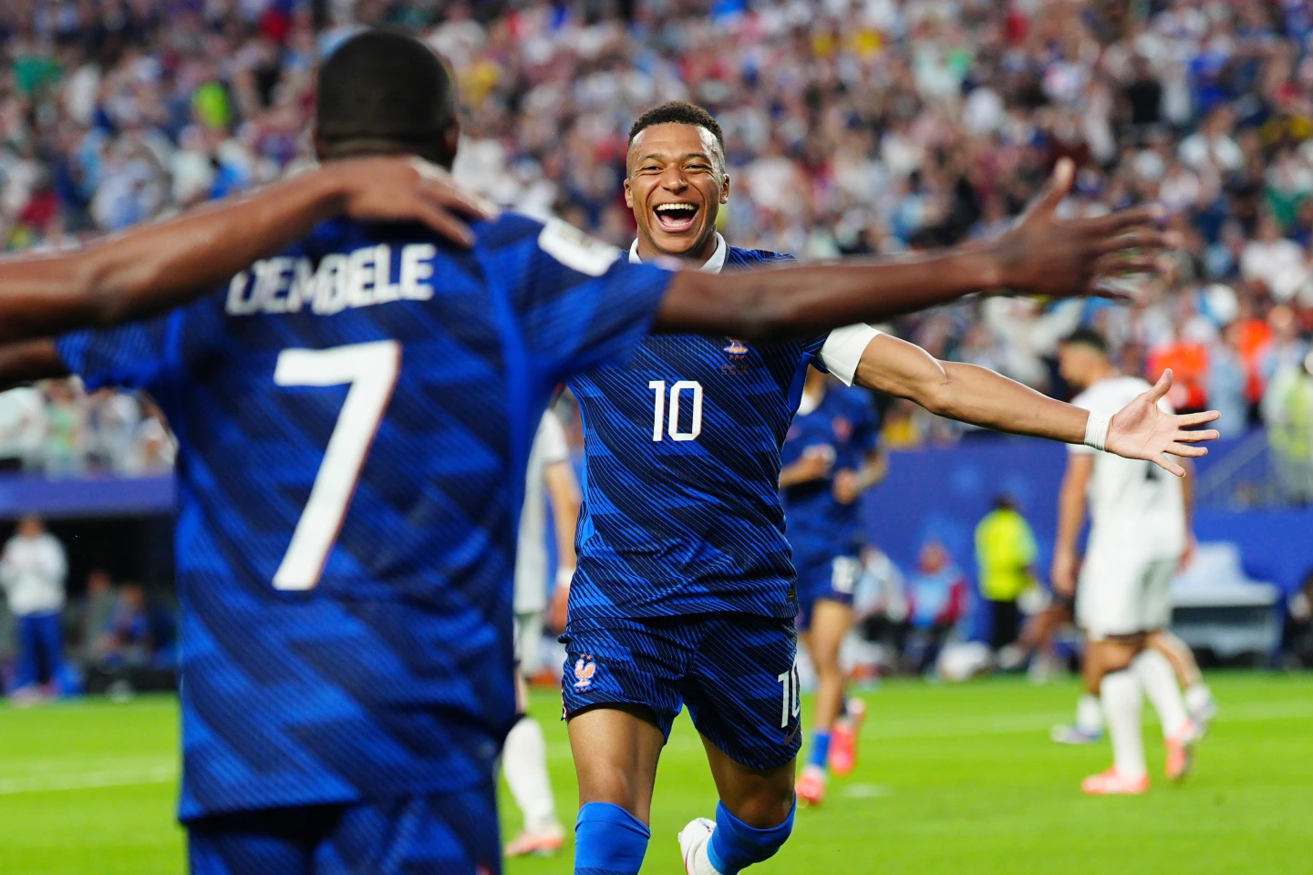 Mbappé scores twice as France beat Iraq 3–0 to reach knockout stage
