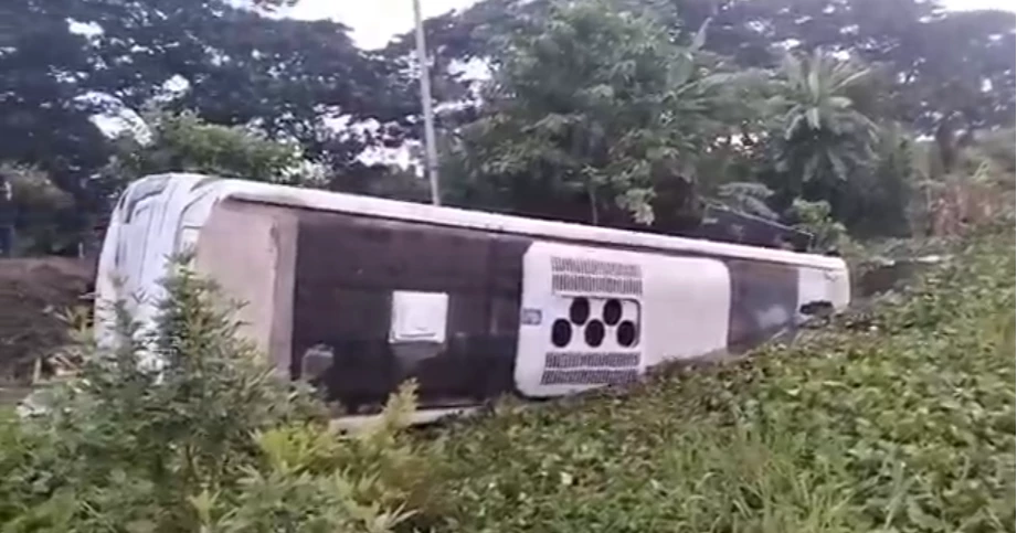 20 medical students injured as bus falls into ditch in Cumilla